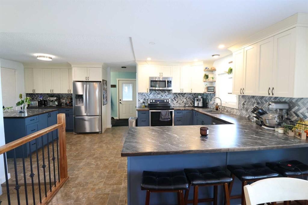 115054 Rr 103, Bow Island, AB - Indoor Photo Showing Kitchen With Double Sink
