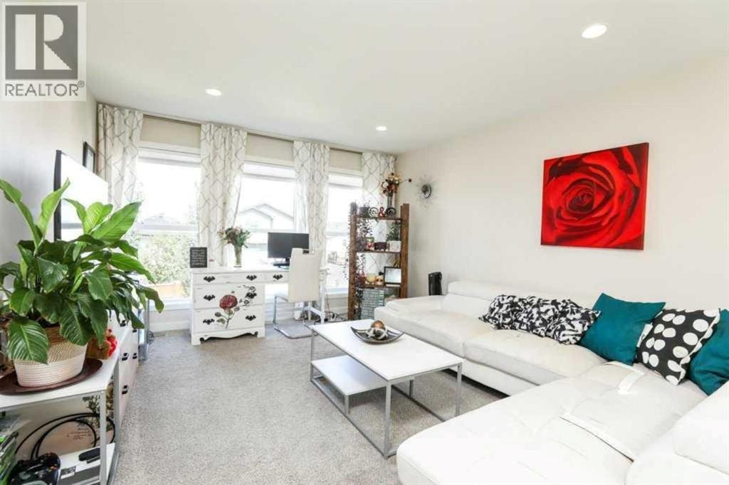 7 Greywolf Road North, Lethbridge, AB - Indoor Photo Showing Living Room