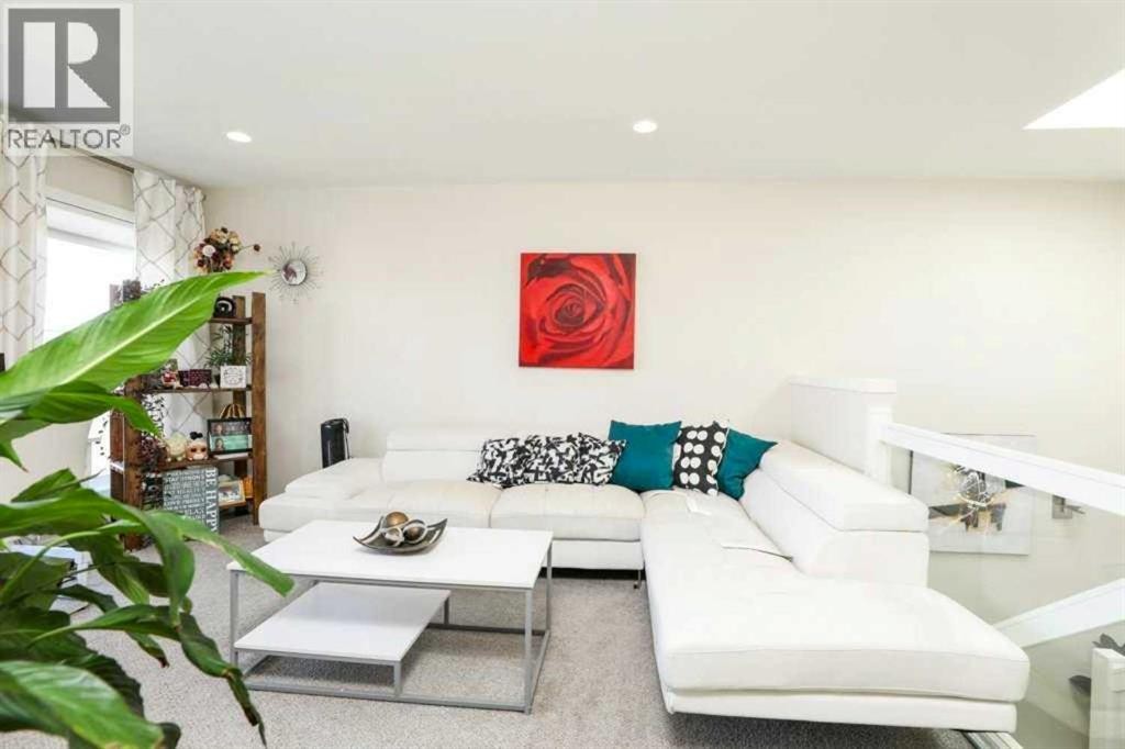 7 Greywolf Road North, Lethbridge, AB - Indoor Photo Showing Living Room