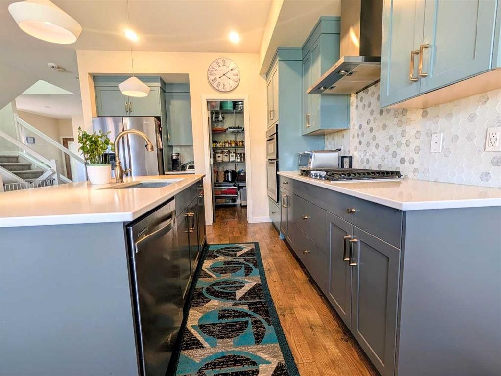 7 Greywolf Road North, Lethbridge, AB - Indoor Photo Showing Kitchen With Upgraded Kitchen