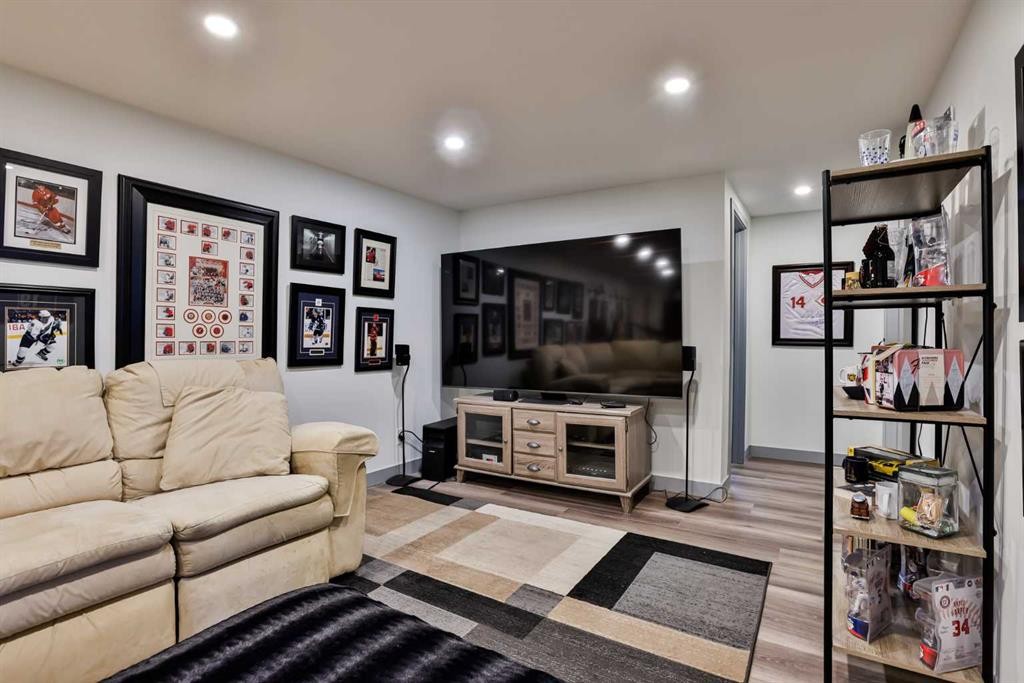 2727 7A Avenue North, Lethbridge, AB - Indoor Photo Showing Living Room