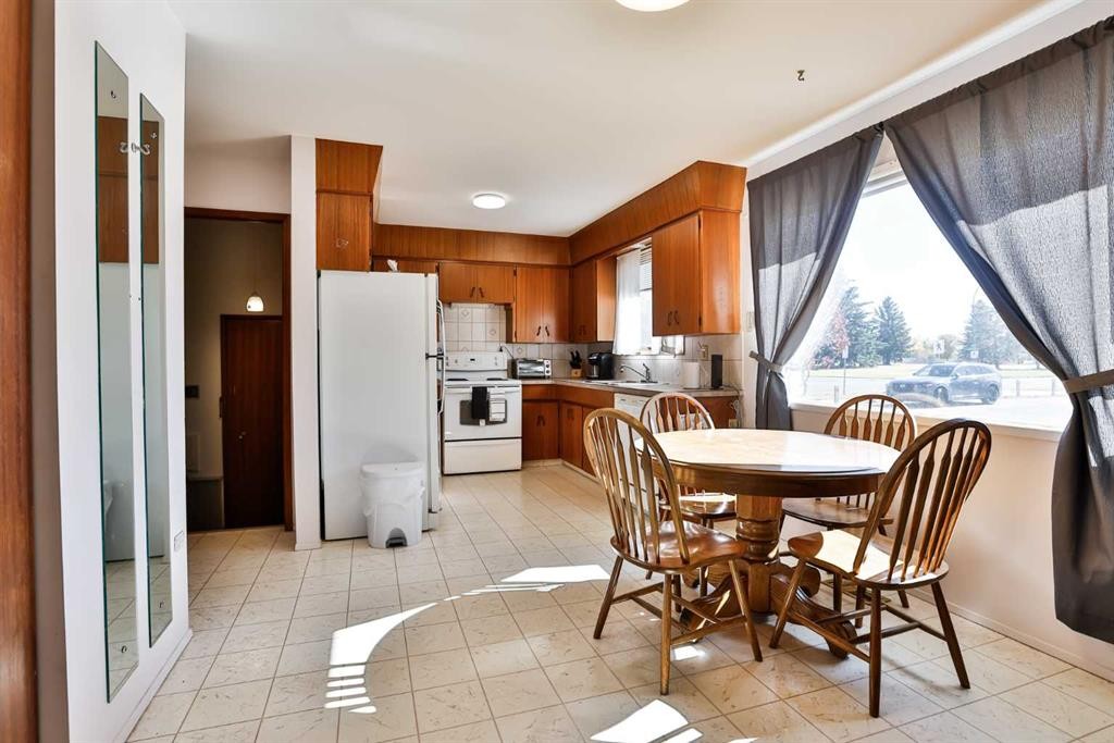 2727 7A Avenue North, Lethbridge, AB - Indoor Photo Showing Dining Room