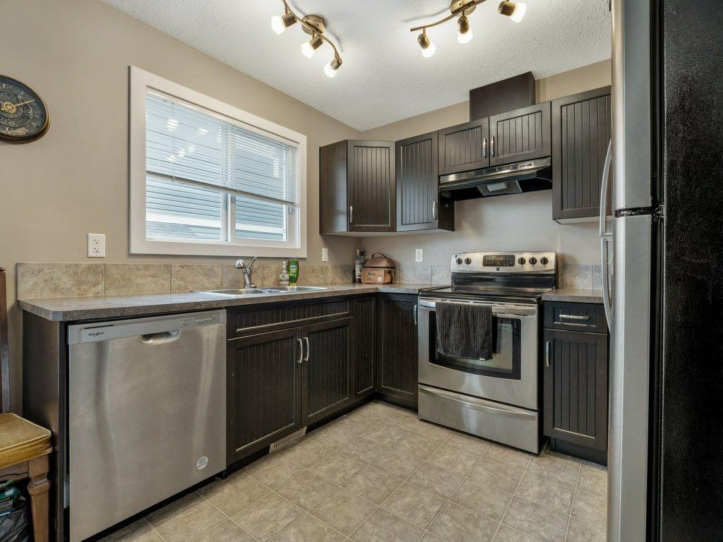 2-221 Silkstone Road West, Lethbridge, AB - Indoor Photo Showing Kitchen