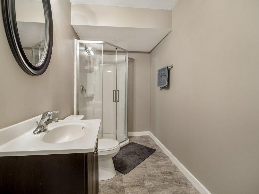 2-221 Silkstone Road West, Lethbridge, AB - Indoor Photo Showing Bathroom