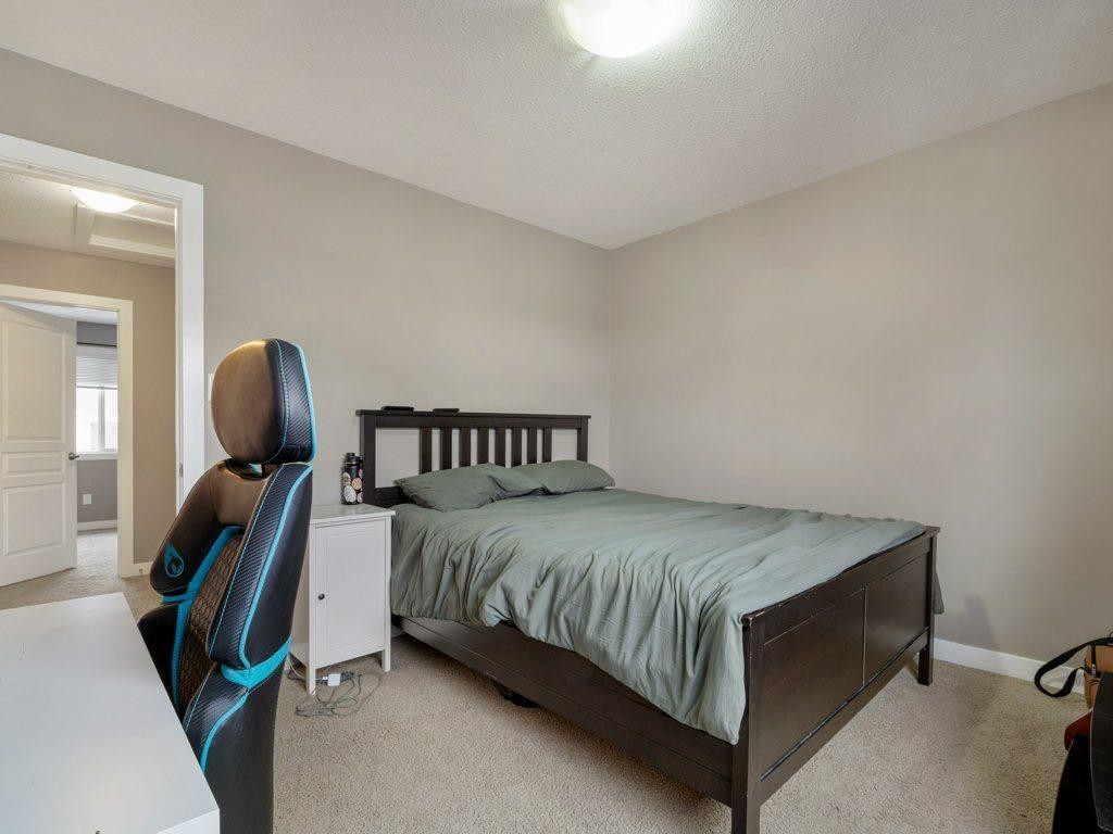 2-221 Silkstone Road West, Lethbridge, AB - Indoor Photo Showing Bedroom