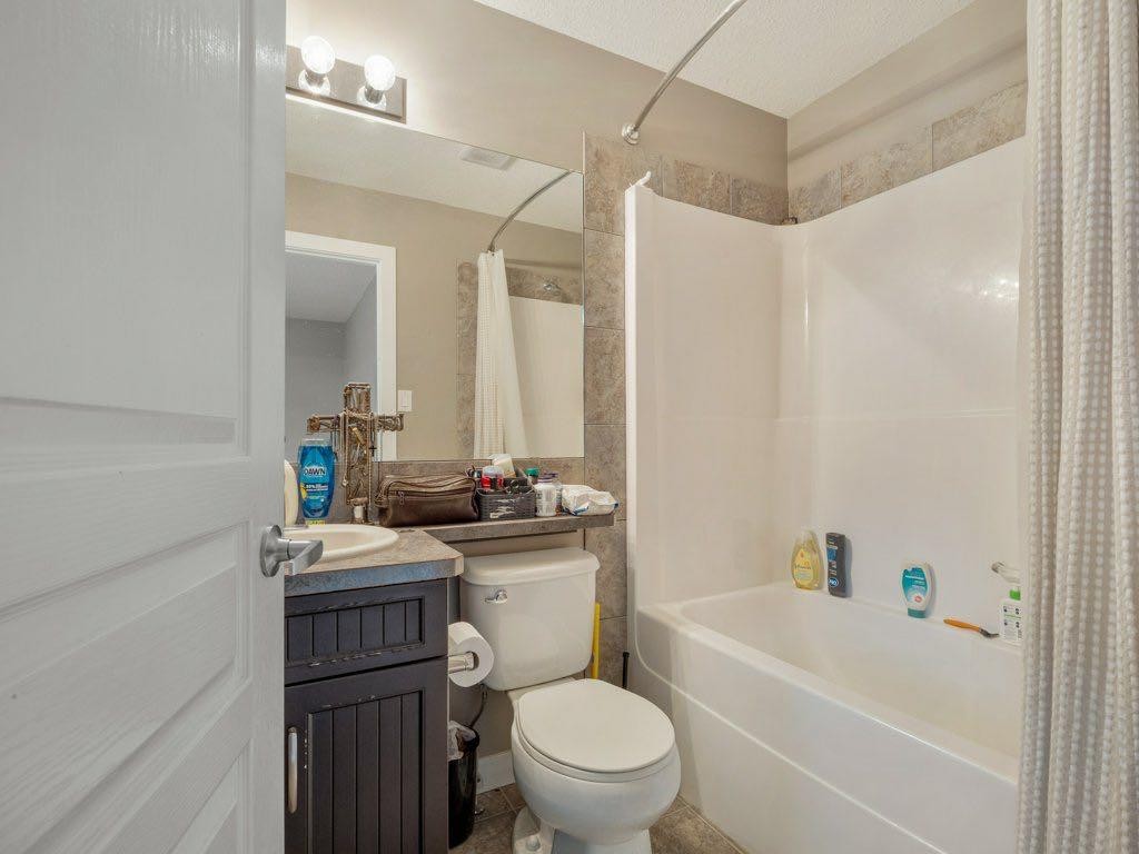 2-221 Silkstone Road West, Lethbridge, AB - Indoor Photo Showing Bathroom