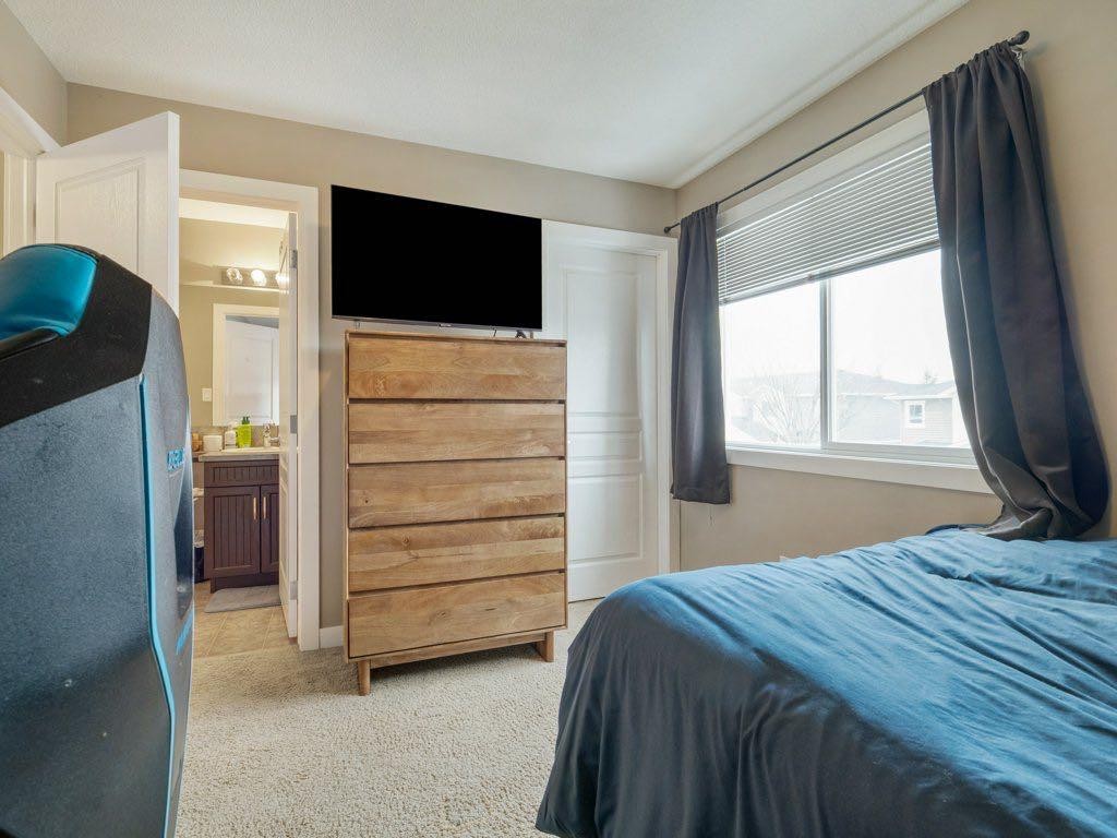 2-221 Silkstone Road West, Lethbridge, AB - Indoor Photo Showing Bedroom