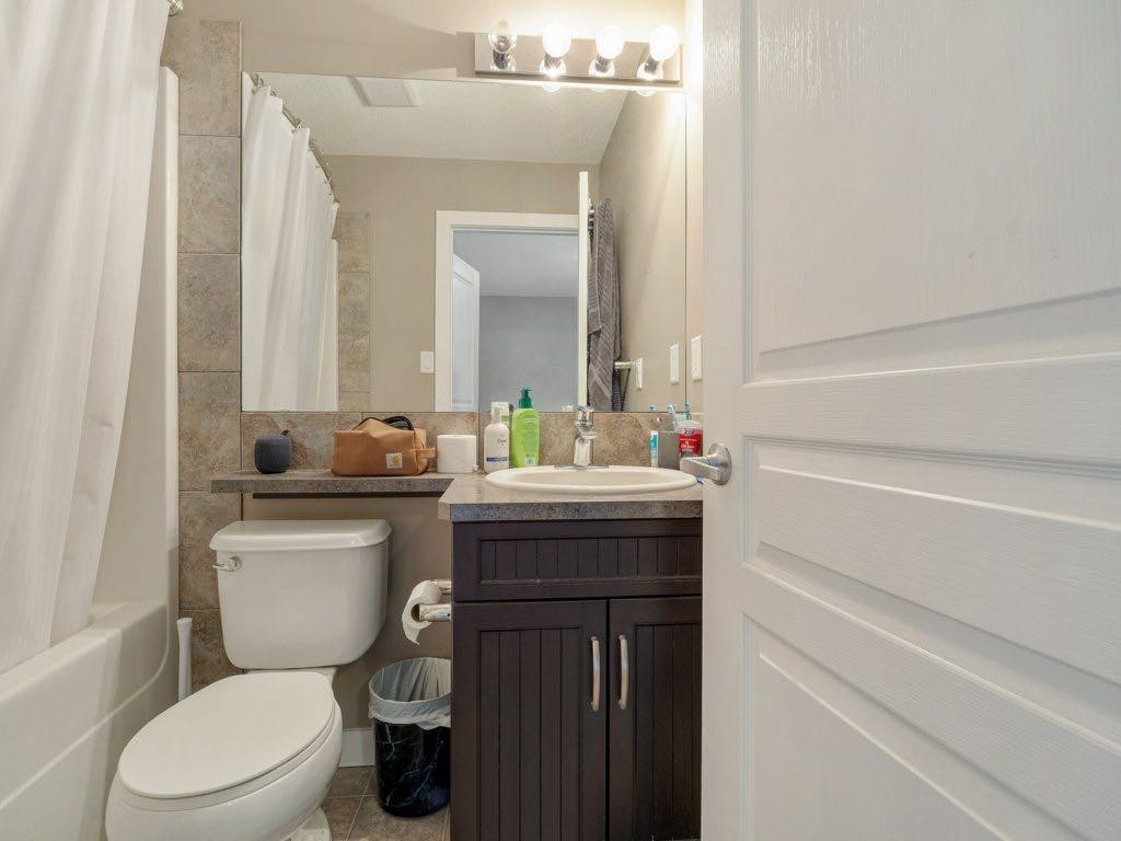 2-221 Silkstone Road West, Lethbridge, AB - Indoor Photo Showing Bathroom
