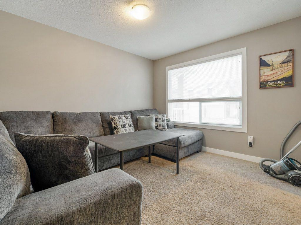 2-221 Silkstone Road West, Lethbridge, AB - Indoor Photo Showing Living Room