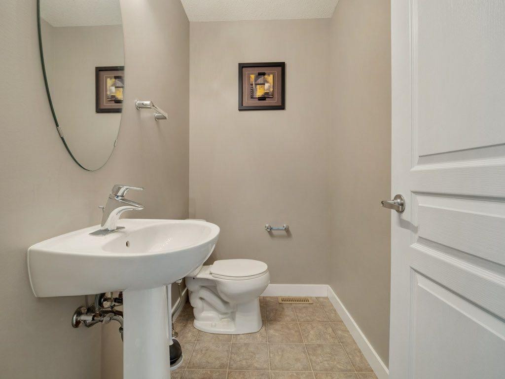 2-221 Silkstone Road West, Lethbridge, AB - Indoor Photo Showing Bathroom