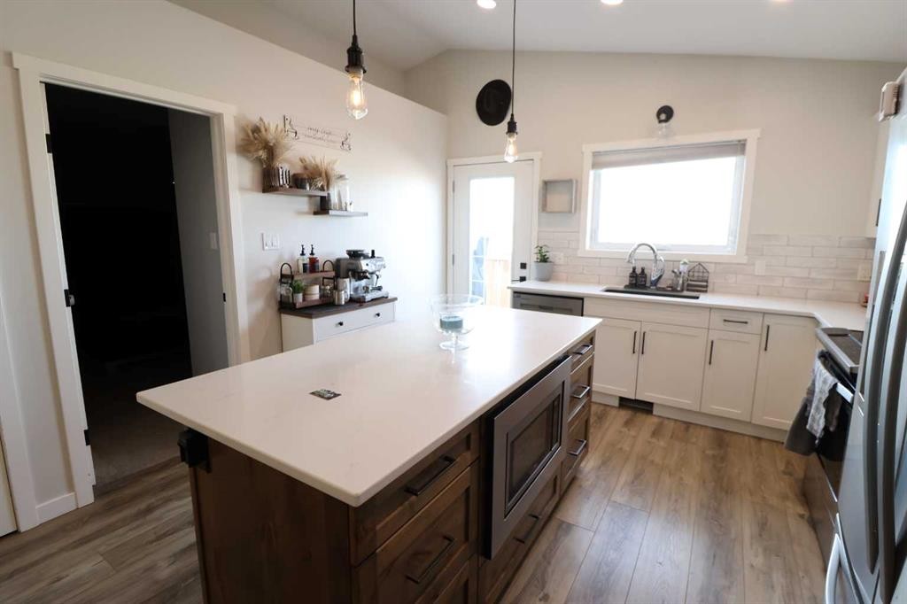 138 Prairie Gold, Taber, AB - Indoor Photo Showing Kitchen With Upgraded Kitchen