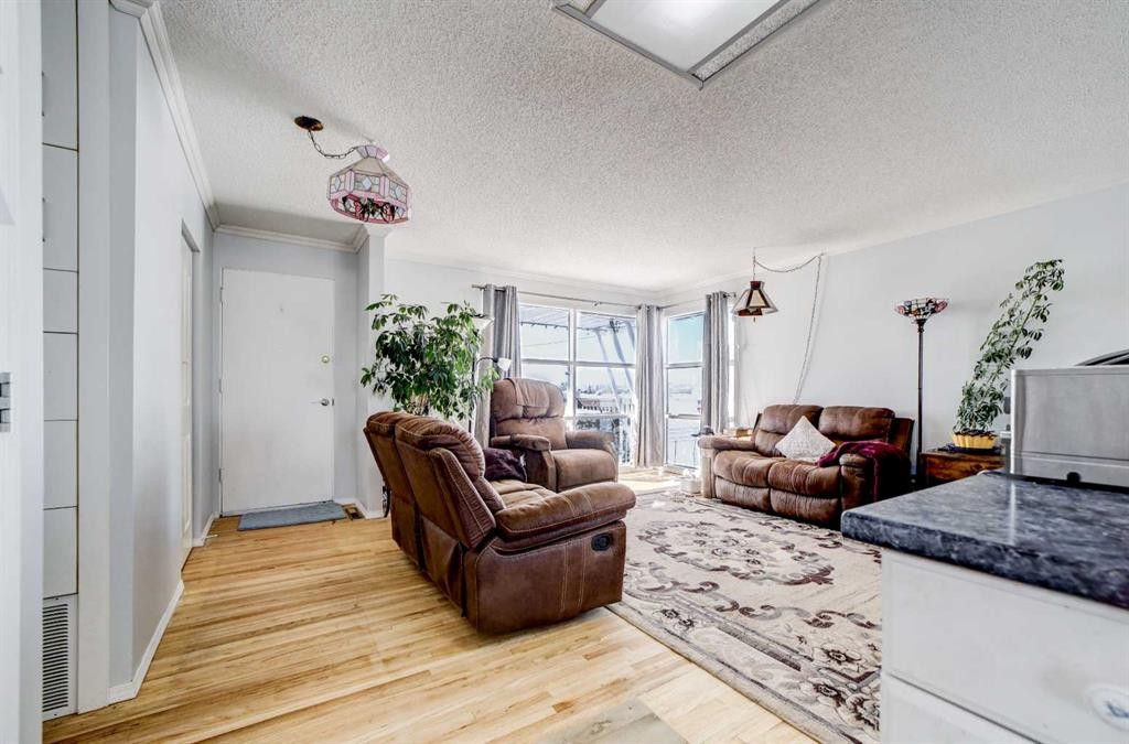 109 Argyle Street, Granum, AB - Indoor Photo Showing Living Room