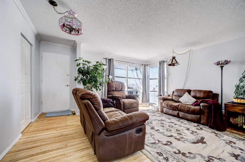 109 Argyle Street, Granum, AB - Indoor Photo Showing Living Room