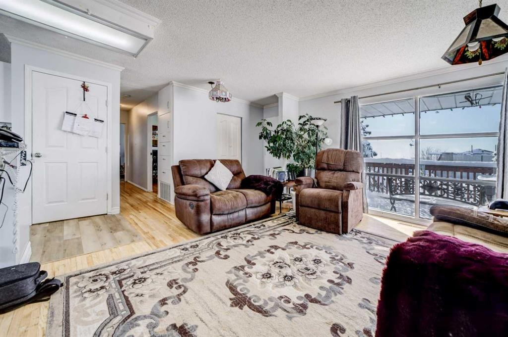 109 Argyle Street, Granum, AB - Indoor Photo Showing Living Room