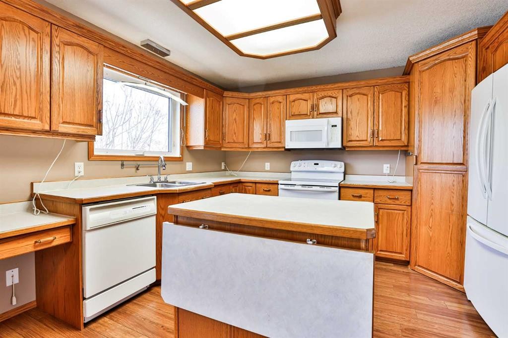 1012 24 Avenue, Coaldale, AB - Indoor Photo Showing Kitchen