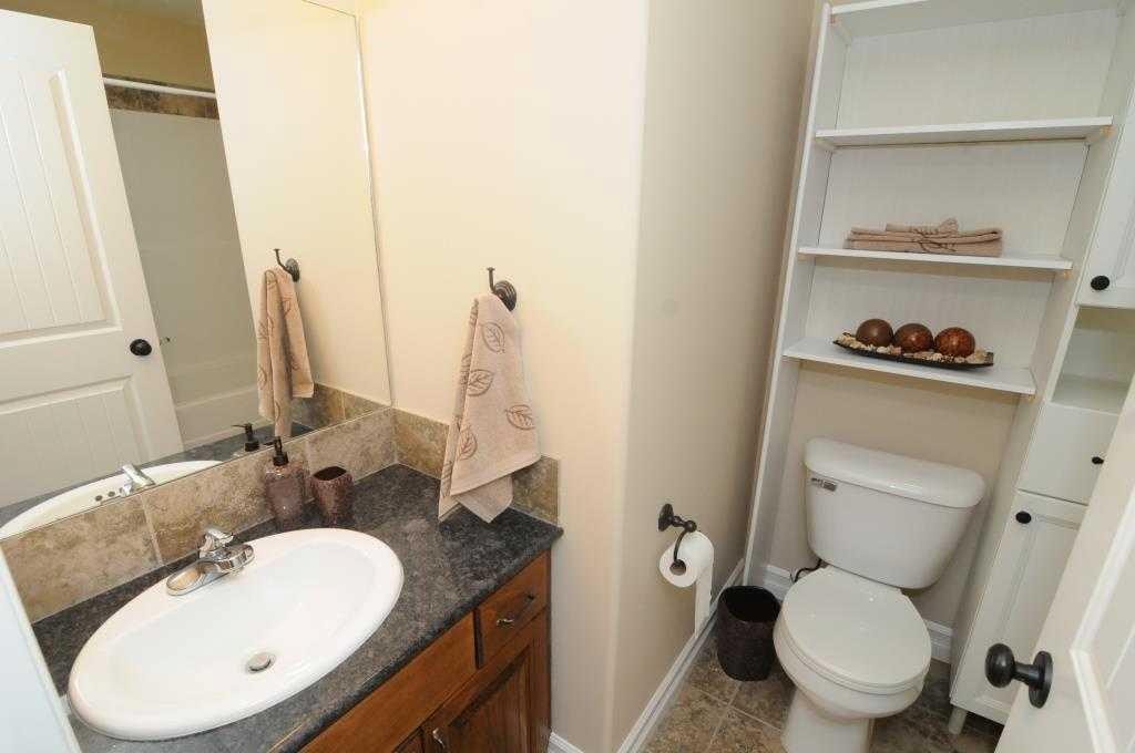 7-762 Heritage Boulevard West, Lethbridge, AB - Indoor Photo Showing Bathroom