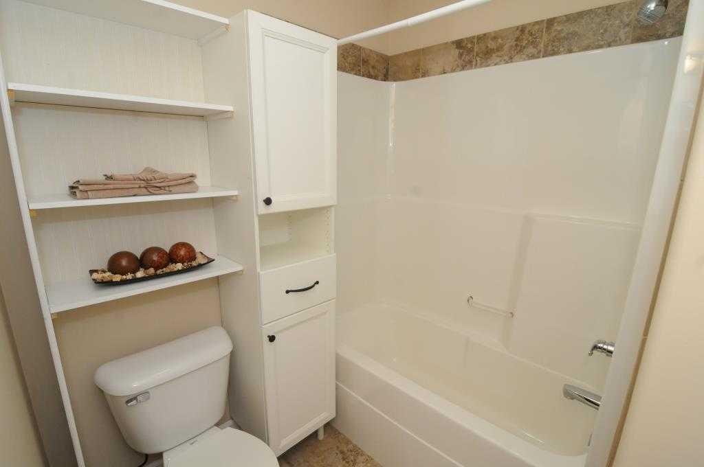 7-762 Heritage Boulevard West, Lethbridge, AB - Indoor Photo Showing Bathroom