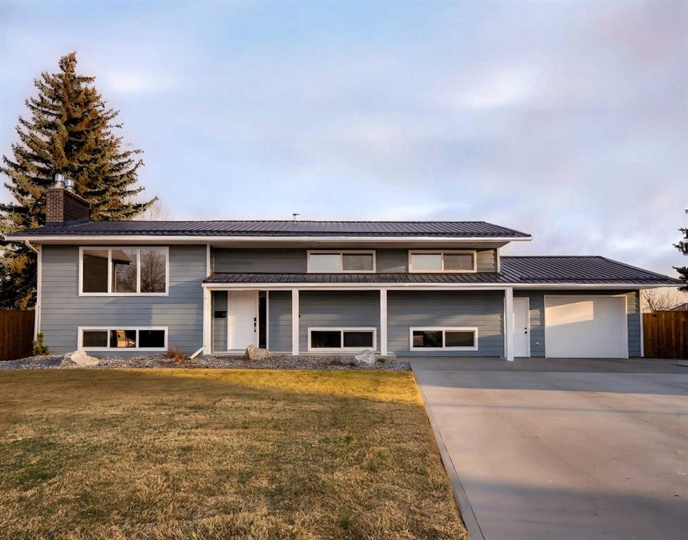 86 Carleton Place West, Lethbridge, AB - Outdoor With Facade