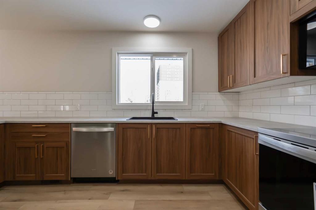 86 Carleton Place West, Lethbridge, AB - Indoor Photo Showing Kitchen