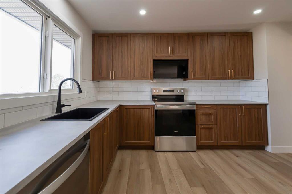 86 Carleton Place West, Lethbridge, AB - Indoor Photo Showing Kitchen
