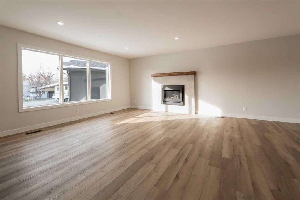 86 Carleton Place West, Lethbridge, AB - Indoor Photo Showing Living Room With Fireplace