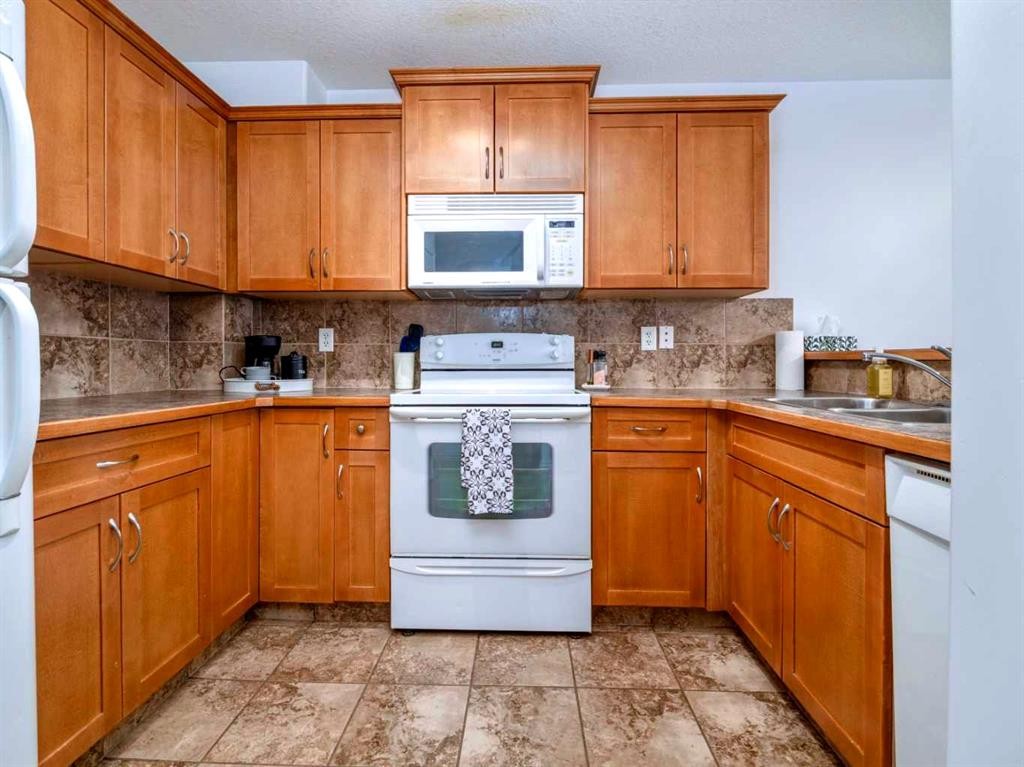 244 Kodiak Boulevard North, Lethbridge, AB - Indoor Photo Showing Kitchen With Double Sink