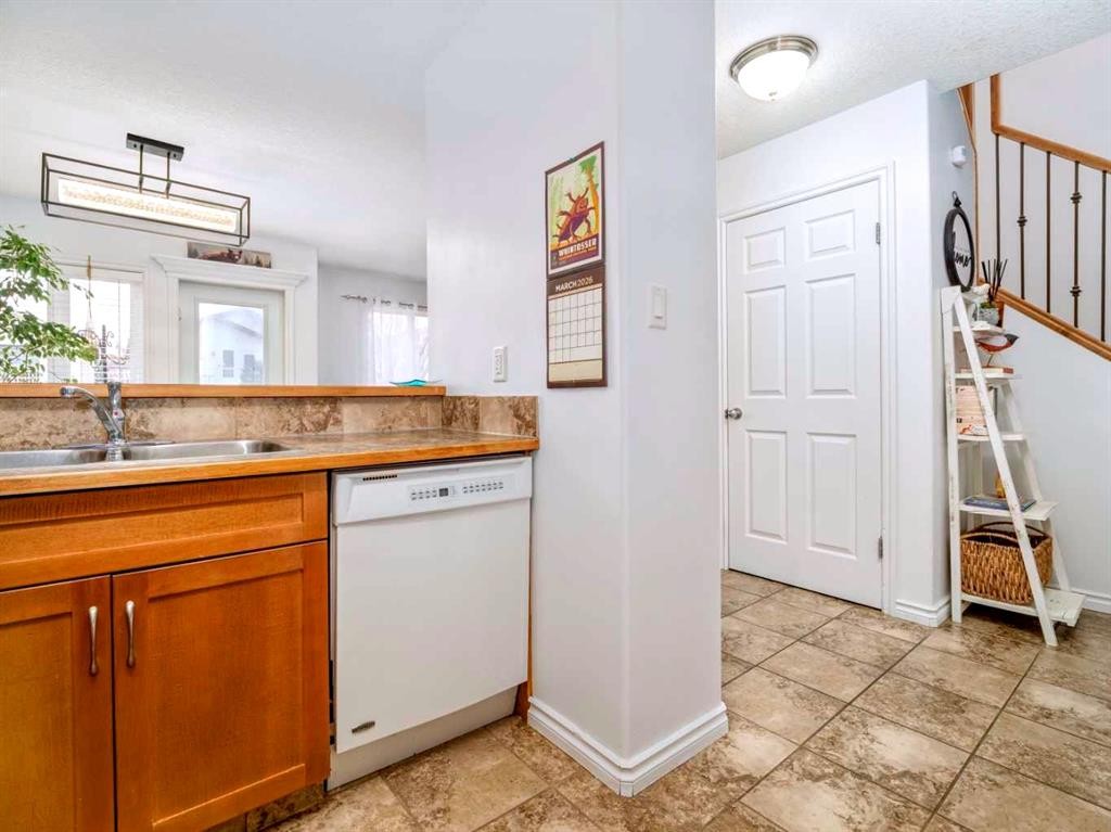 244 Kodiak Boulevard North, Lethbridge, AB - Indoor Photo Showing Kitchen With Double Sink