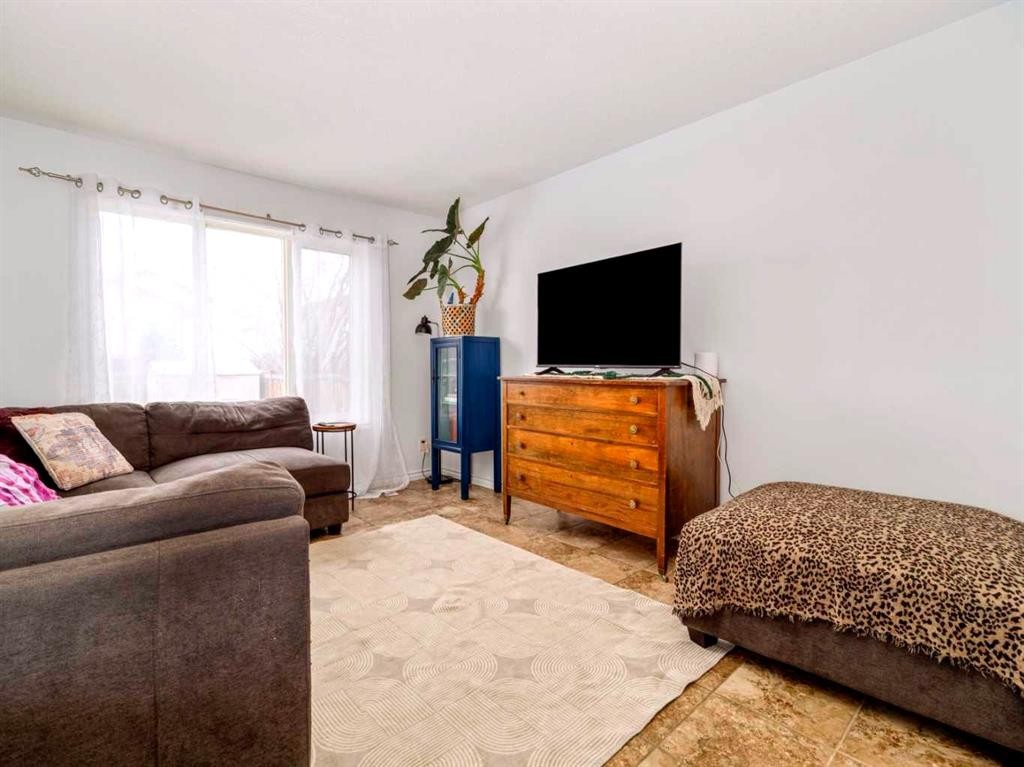 244 Kodiak Boulevard North, Lethbridge, AB - Indoor Photo Showing Living Room