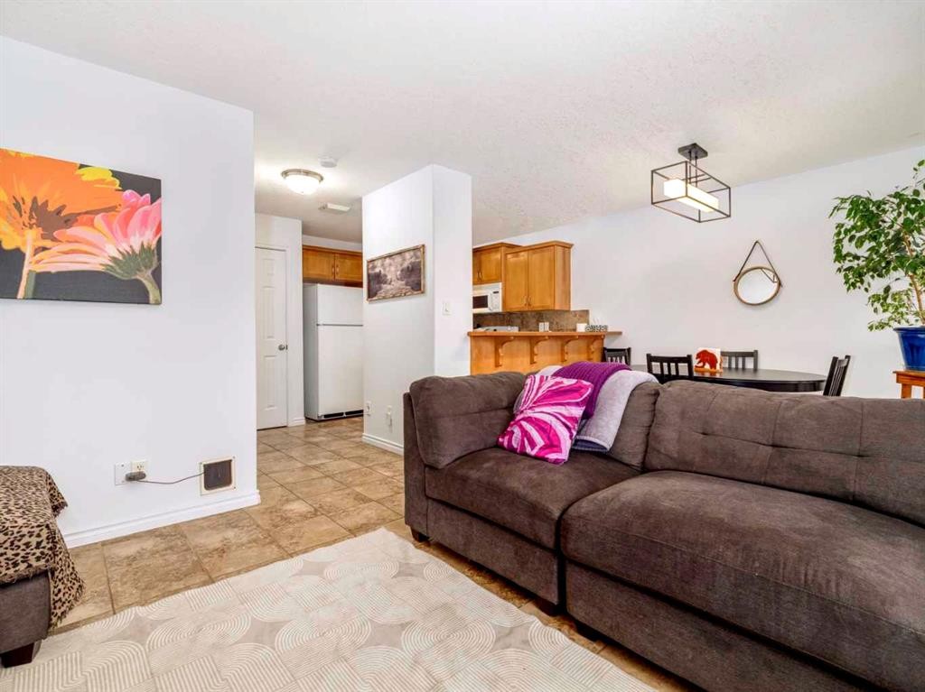 244 Kodiak Boulevard North, Lethbridge, AB - Indoor Photo Showing Living Room