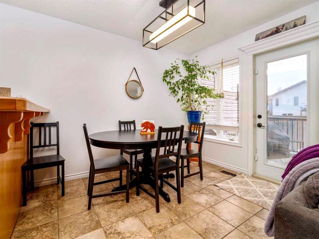 244 Kodiak Boulevard North, Lethbridge, AB - Indoor Photo Showing Dining Room