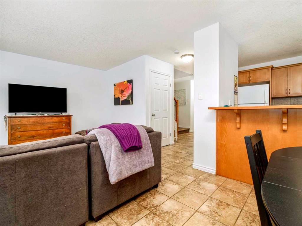 244 Kodiak Boulevard North, Lethbridge, AB - Indoor