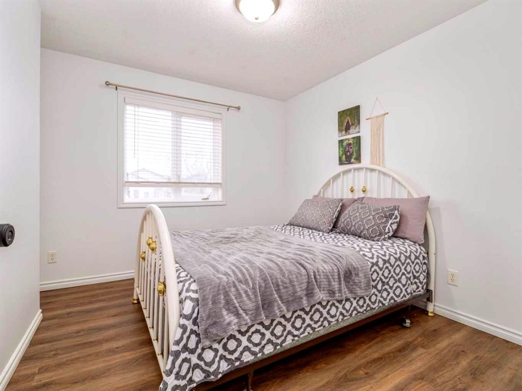 244 Kodiak Boulevard North, Lethbridge, AB - Indoor Photo Showing Bedroom