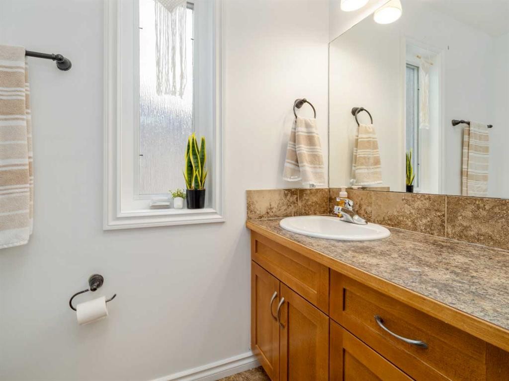 244 Kodiak Boulevard North, Lethbridge, AB - Indoor Photo Showing Bathroom