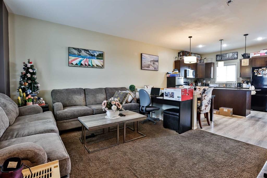 227 Lynx Road North, Lethbridge, AB - Indoor Photo Showing Living Room