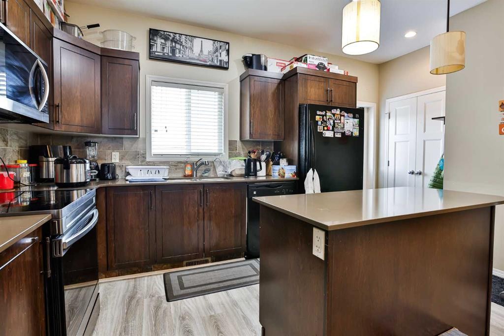227 Lynx Road North, Lethbridge, AB - Indoor Photo Showing Kitchen