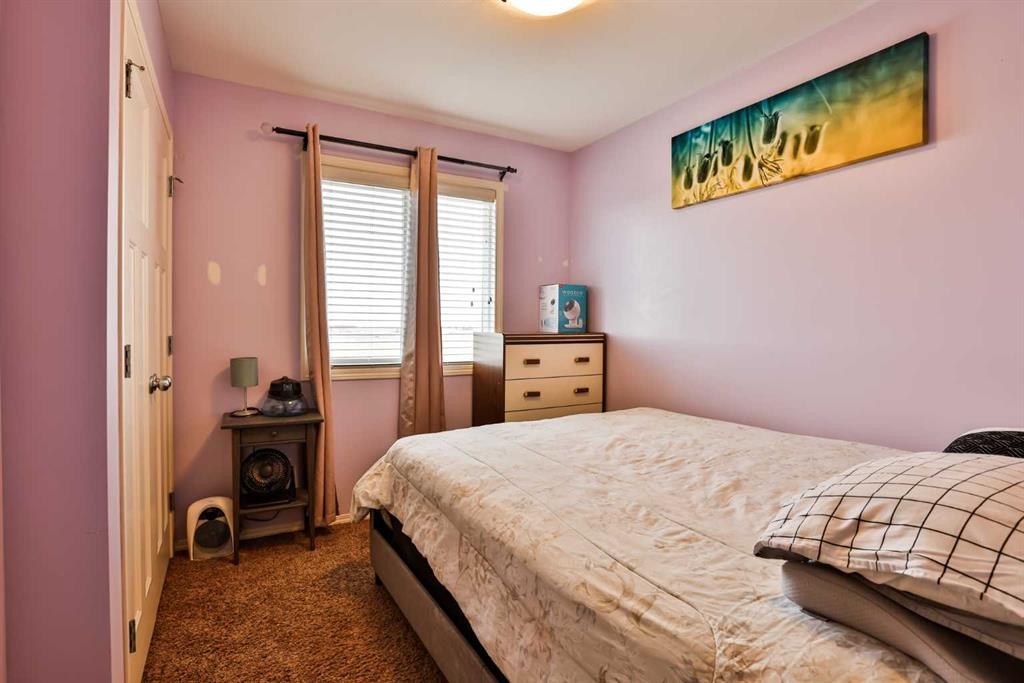 227 Lynx Road North, Lethbridge, AB - Indoor Photo Showing Bedroom