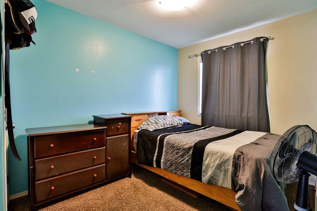 227 Lynx Road North, Lethbridge, AB - Indoor Photo Showing Bedroom