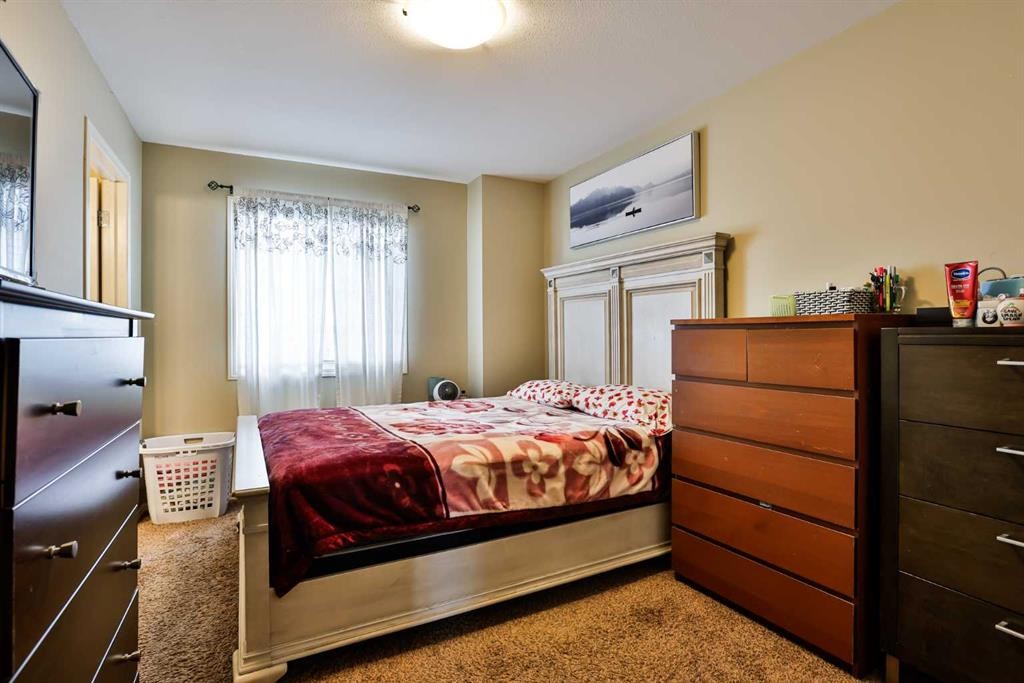 227 Lynx Road North, Lethbridge, AB - Indoor Photo Showing Bedroom