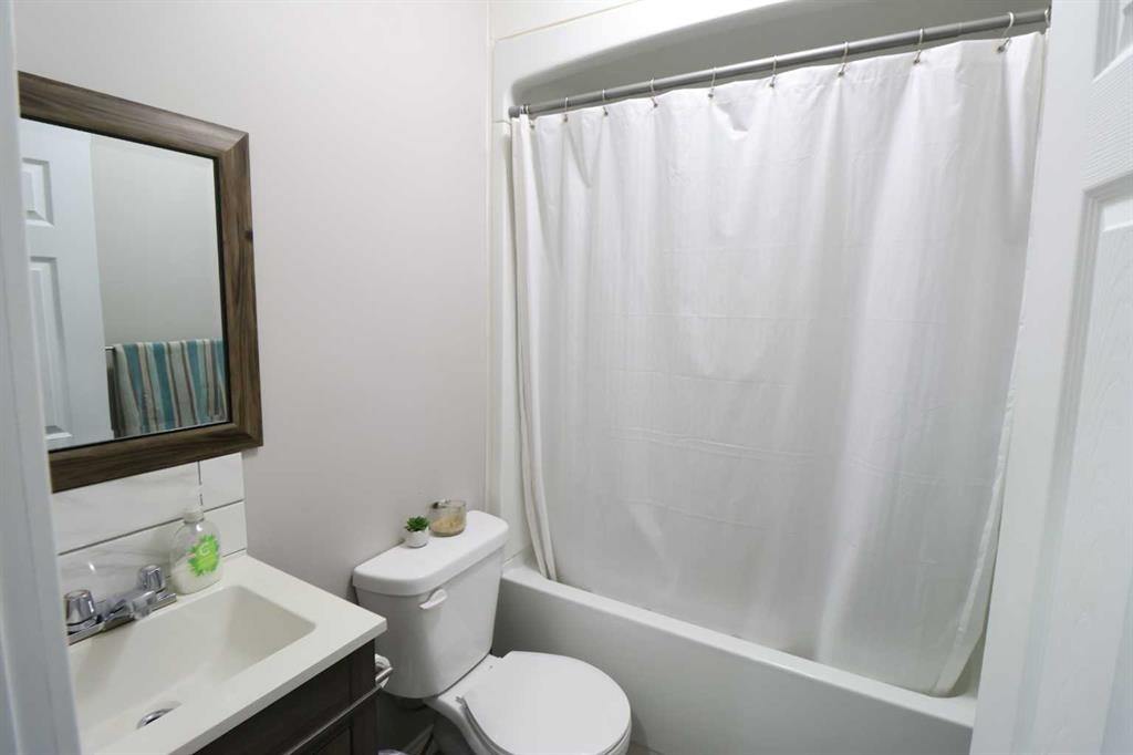 4926 54 Ave, Taber, AB - Indoor Photo Showing Bathroom