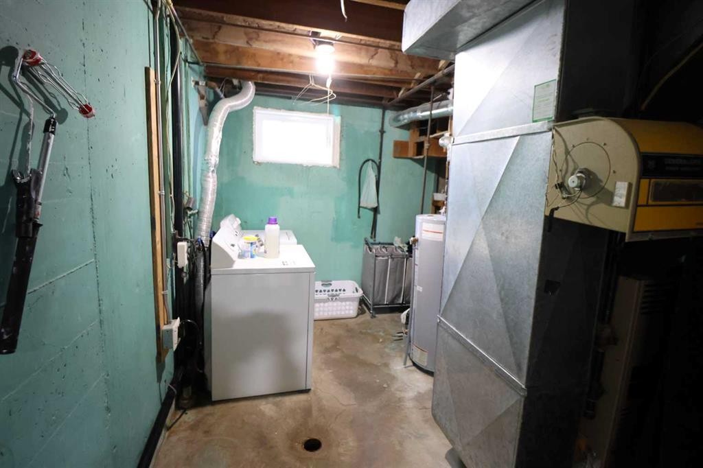 4926 54 Ave, Taber, AB - Indoor Photo Showing Laundry Room