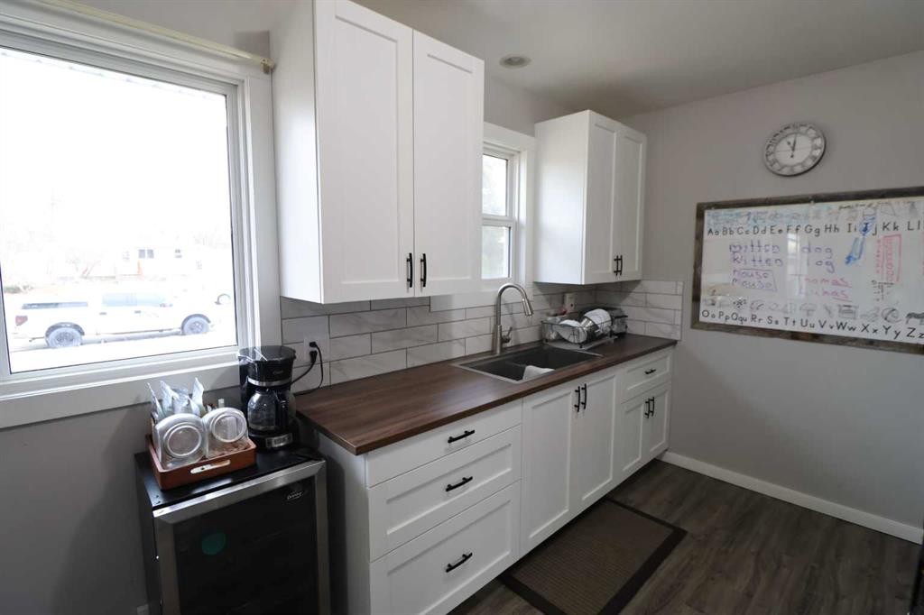 4926 54 Ave, Taber, AB - Indoor Photo Showing Kitchen With Double Sink