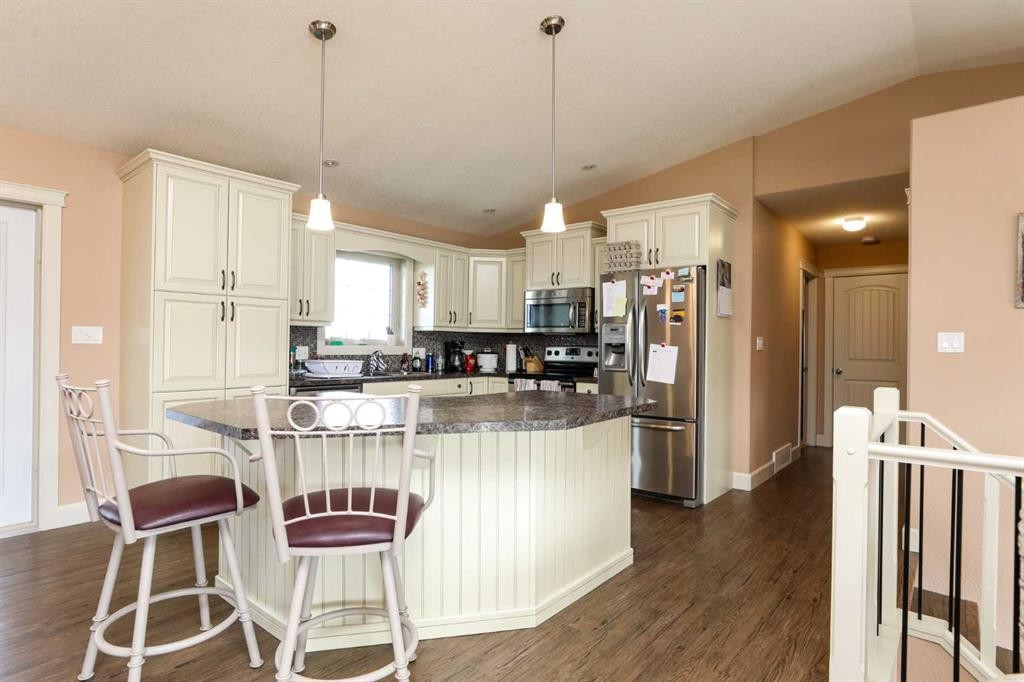 5103 62 Avenue, Taber, AB - Indoor Photo Showing Kitchen With Upgraded Kitchen