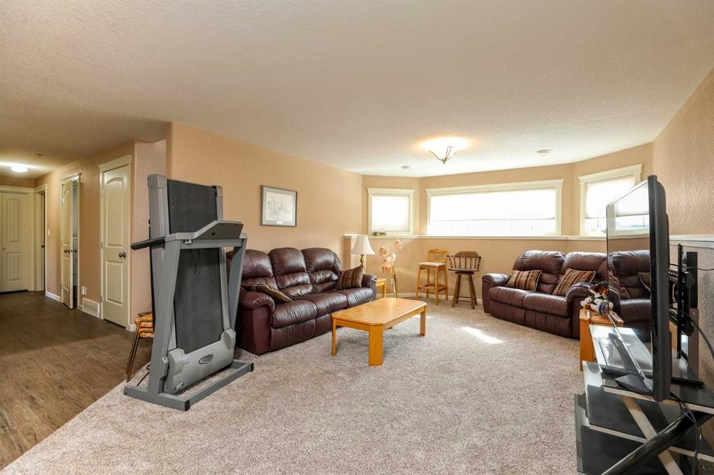 5103 62 Avenue, Taber, AB - Indoor Photo Showing Living Room