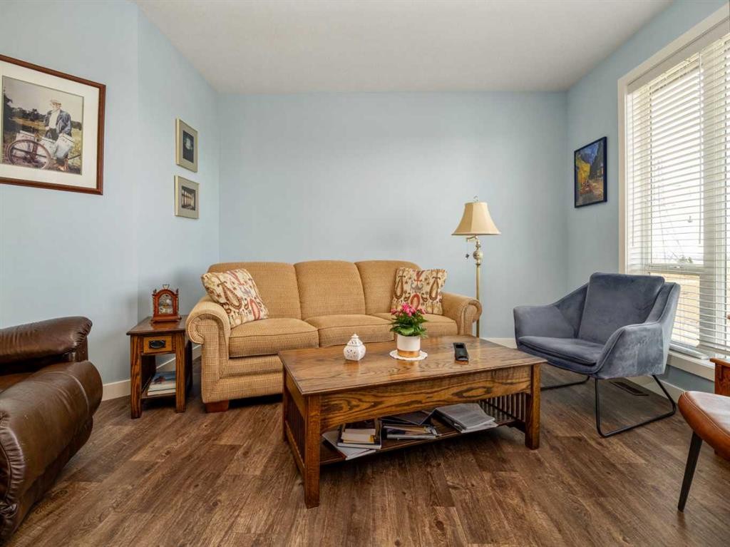 514 Mary Cameron Crescent North, Lethbridge, AB - Indoor Photo Showing Living Room