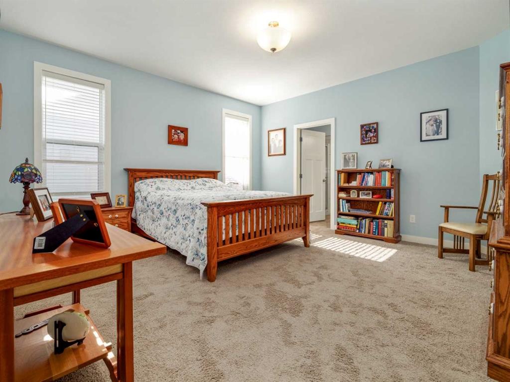 514 Mary Cameron Crescent North, Lethbridge, AB - Indoor Photo Showing Bedroom