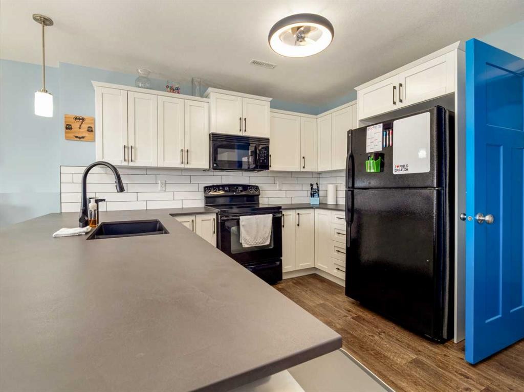 514 Mary Cameron Crescent North, Lethbridge, AB - Indoor Photo Showing Kitchen