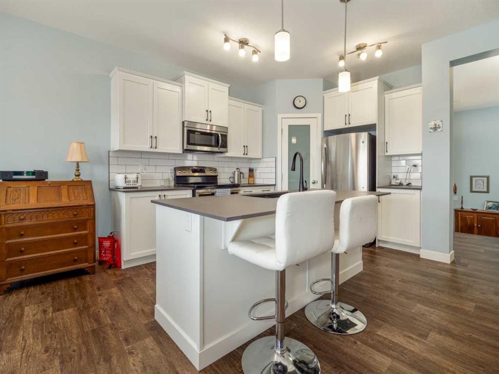 514 Mary Cameron Crescent North, Lethbridge, AB - Indoor Photo Showing Kitchen With Upgraded Kitchen