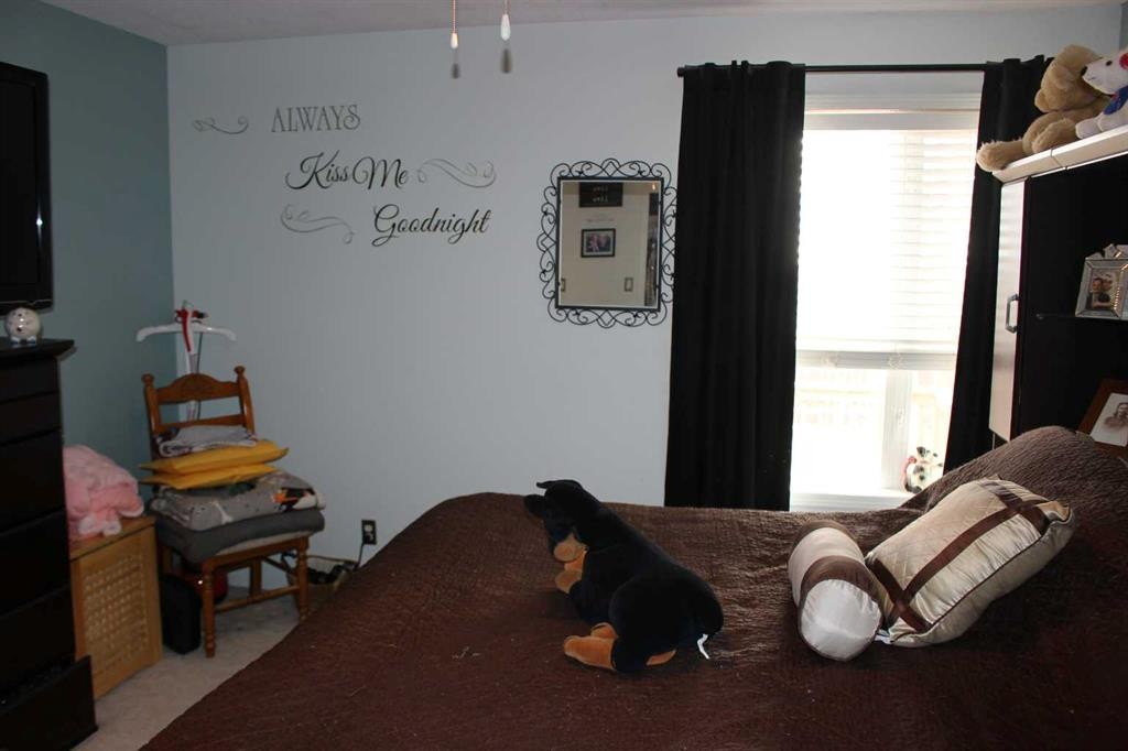 609 Maple Place, Picture Butte, AB - Indoor Photo Showing Bedroom
