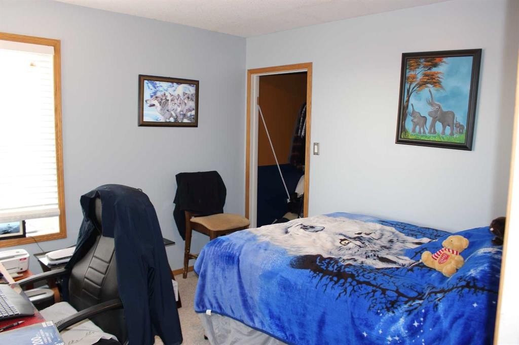 609 Maple Place, Picture Butte, AB - Indoor Photo Showing Bedroom