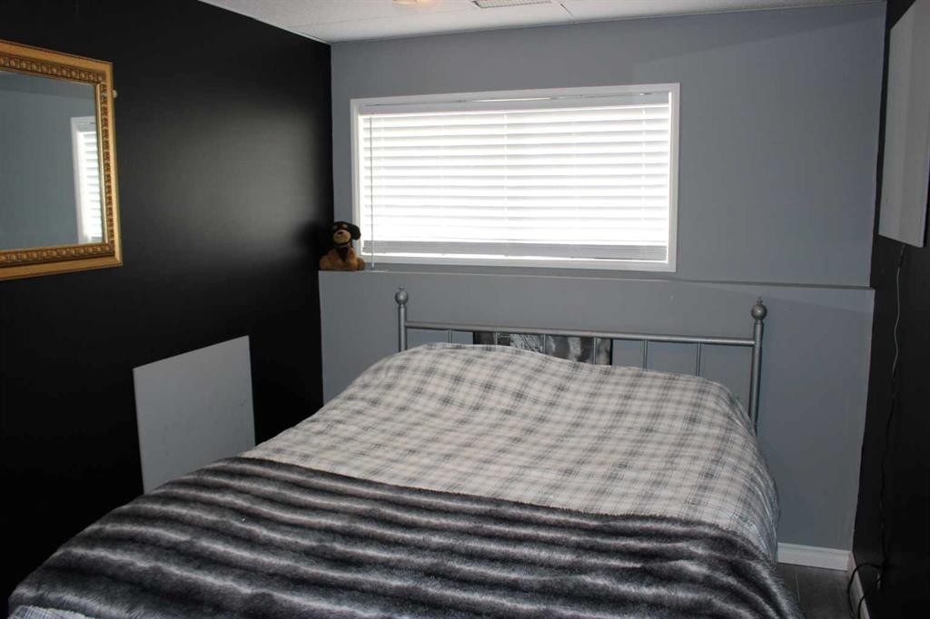 609 Maple Place, Picture Butte, AB - Indoor Photo Showing Bedroom